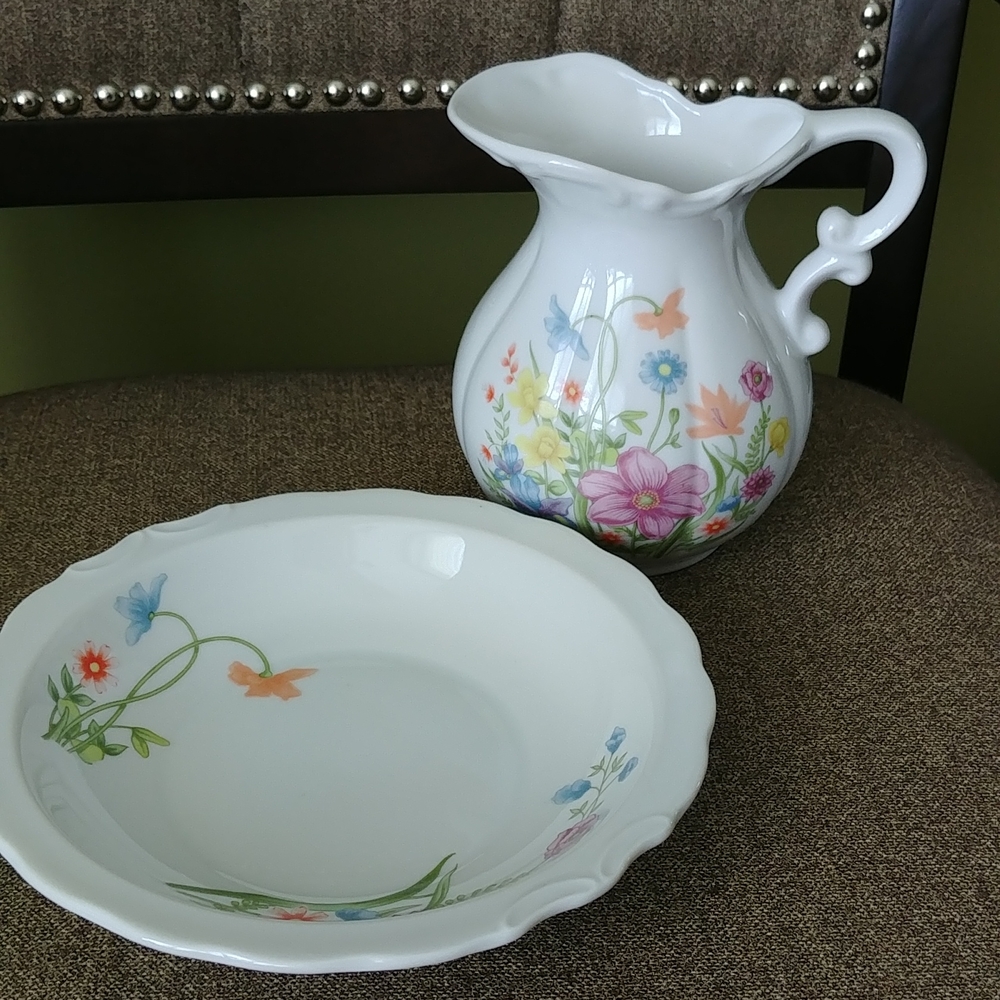 Ceramic Pitcher with plate Made in Japan - Picture 2 of 9